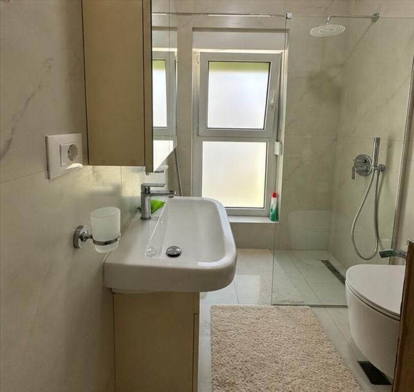 Prane Shkolles se Baletit, jepet me qera apartament 1+1.