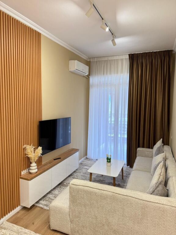 🏠 Jepet me qira apartament 1+1 te zona e Xhamisë, pranë Kopshtit Botanik🚘 Përfshihet 1 post parkimi  💰 Çmimi: 900€ / muaj