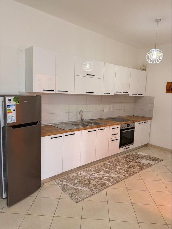 Jepet me qera apartament 2+1 + 2 Ballkone / Yzberisht, prane Kmy-se. 600 € /Muaj Sip. Totale  100m2