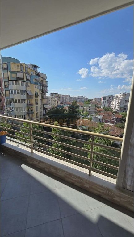 Shitet, Apartament 2+1+2, Kompleksi Prestige, Rruga Jordan Misja