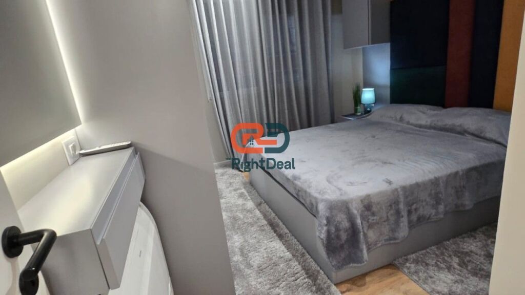 Tek Kodra e Diellit, Jepet Me Qira Super Apartament 2+1+2+Post Parkimi, Totalisht i Investuar Gati Per Banim!!!