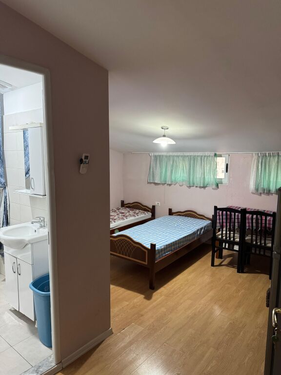 Tirane, jepet me qera garsonier Kati 5, 40 m² (Gjimnazi "Partizani")