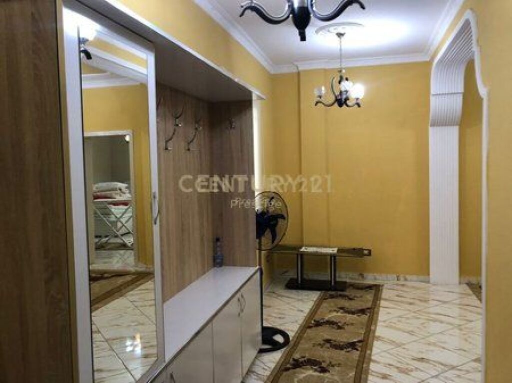 APARTAMENT ME QIRA 3+1+2, NE HYRJE TE VILAVE AMERIKANE, TIRANE!