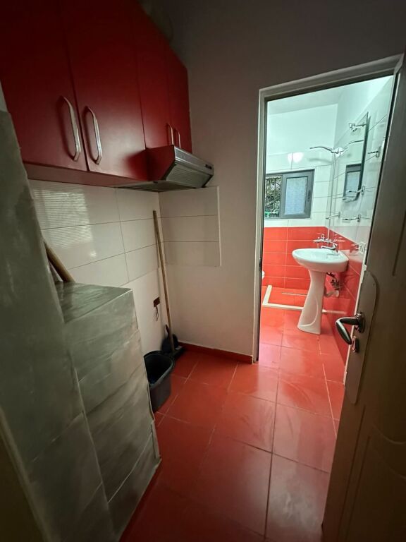 🏡 Appartamento 2+1 arredato in affitto  📍 Tirana, all'incrocio a Oxhak 💶 Prezzo: 450 euro