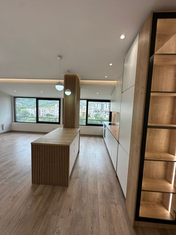 SHITET APARTAMENT 2+1 ME PAMJE NGA LIQENI – Liqeni i Thatë 🌿