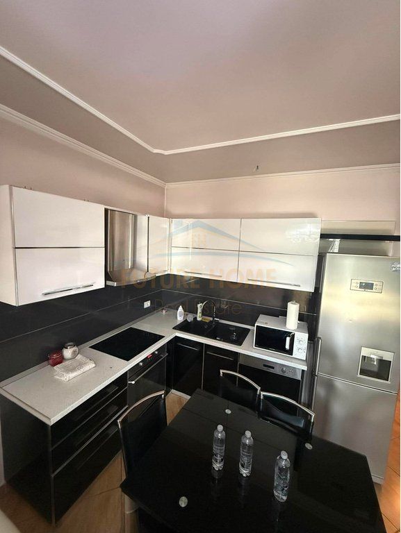 Apartament 2+1+2, Komuna e Parisit, Tiranë