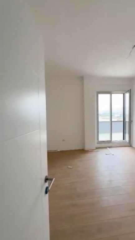 Shitet apartament 2+1 ne Kamez