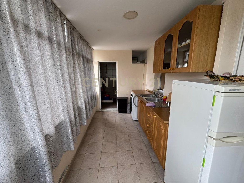 Apartament 2+1 në shitje me kuzhinë të veçuar !