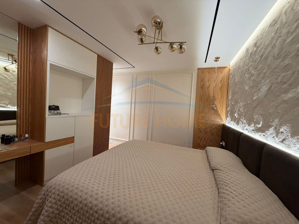 Shitet, Apartament 3+1+2, Qendër, Tiranë.