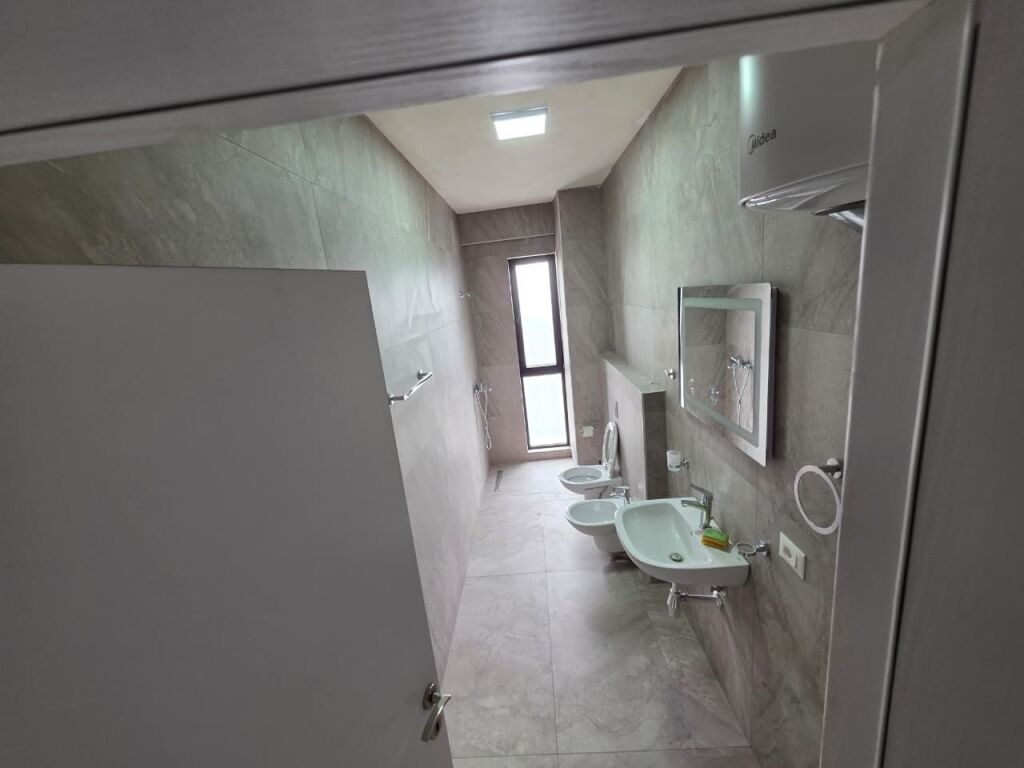 JEPET ME QERA 2+1+2 - FARMACIA 10, TIRANE