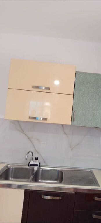 GARSIONERE 22000  LEKE.STACIONI I TRENIT
