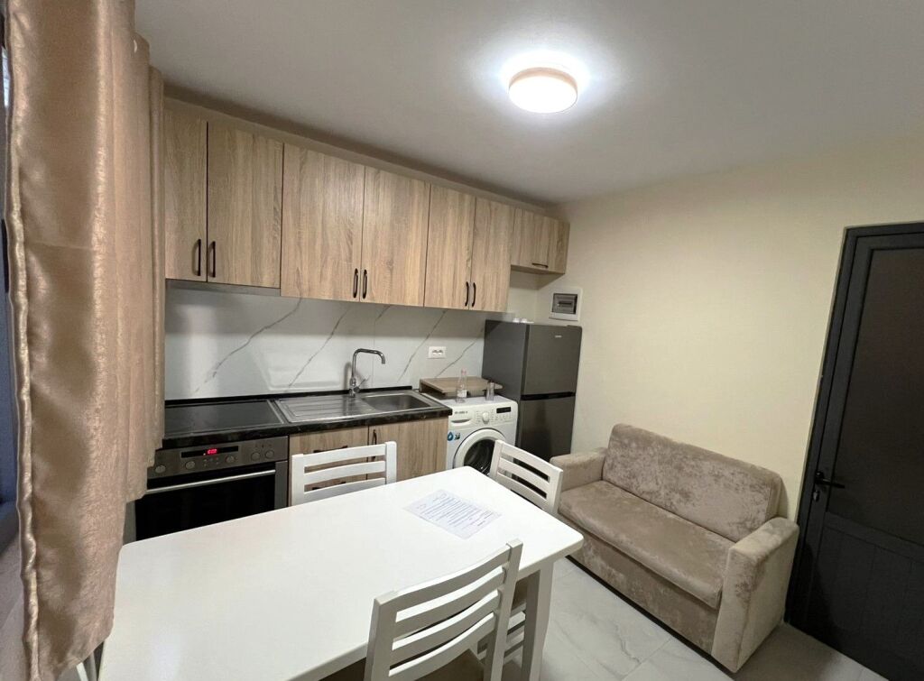 Apartament 1+1 me qira – Shkolla e Bashkuar (pranë Uni të Mjekësisë) !