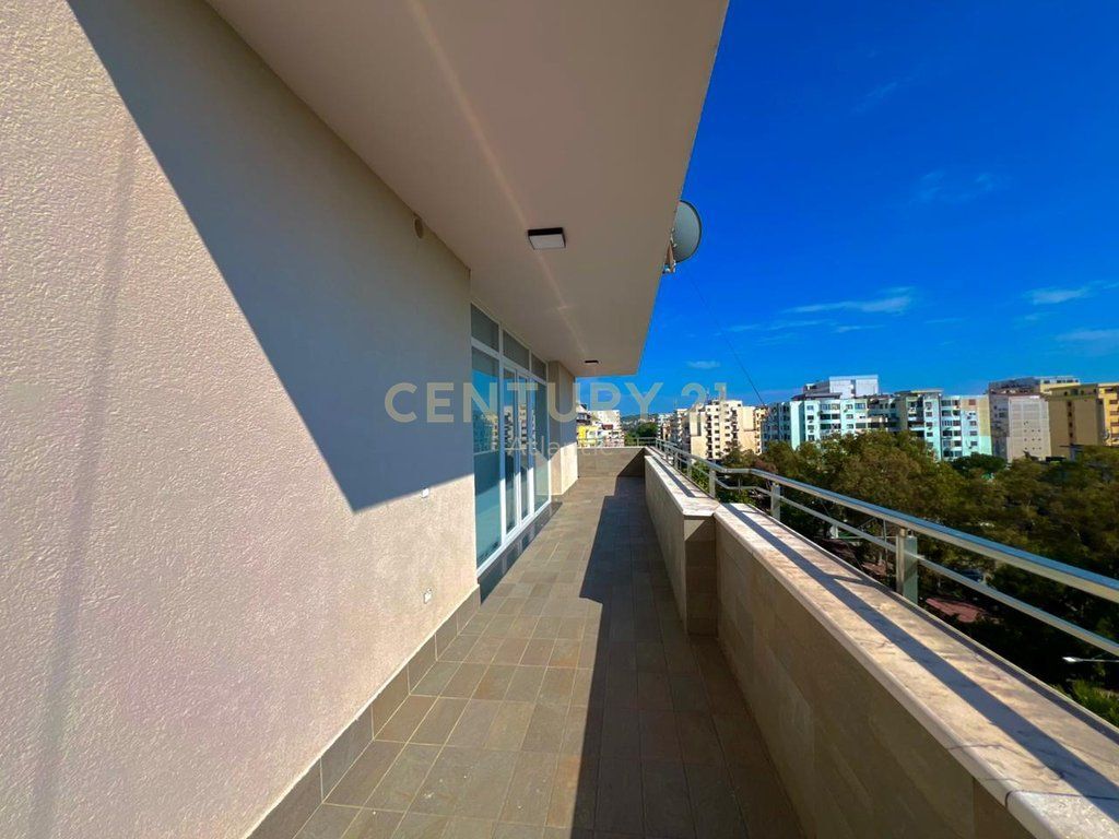 EXCLUSIVE ! SHITET APARTAMET LUXURY 2+1+2 TUALETE + 80M2 VERANDE DHE 1 GARAZHD NE PLAZH ILIRIA DURRES !