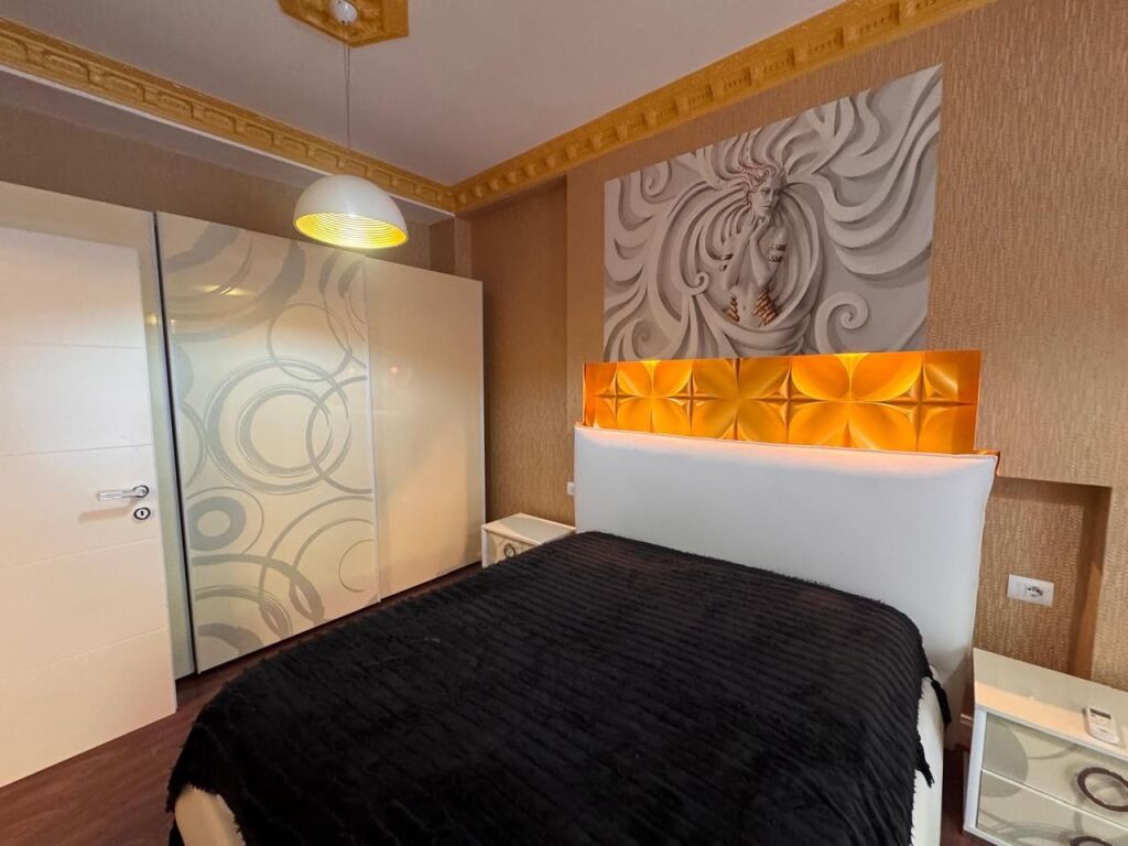 Shitet apartament + verande tek Liqeni i Thate