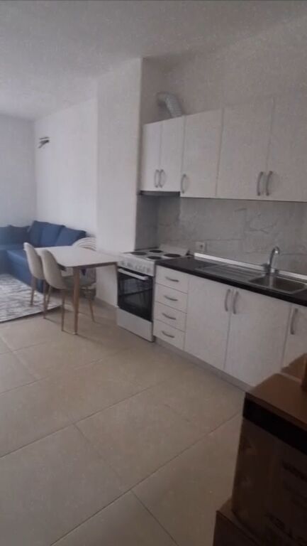 Jepet me Qera Apartament 1+1 te Zona e 5 Maji, i mobiluar totalisht , 450 MIJE LEKE