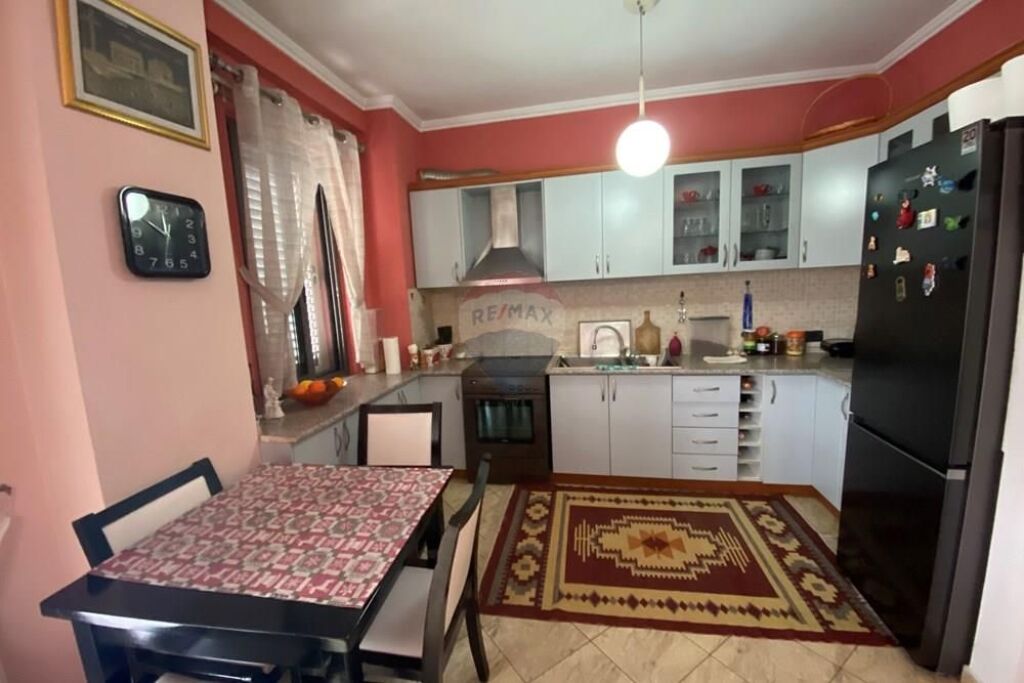 Apartament - Për Shitje - Tregu Elektrik I Ri, Tiranë