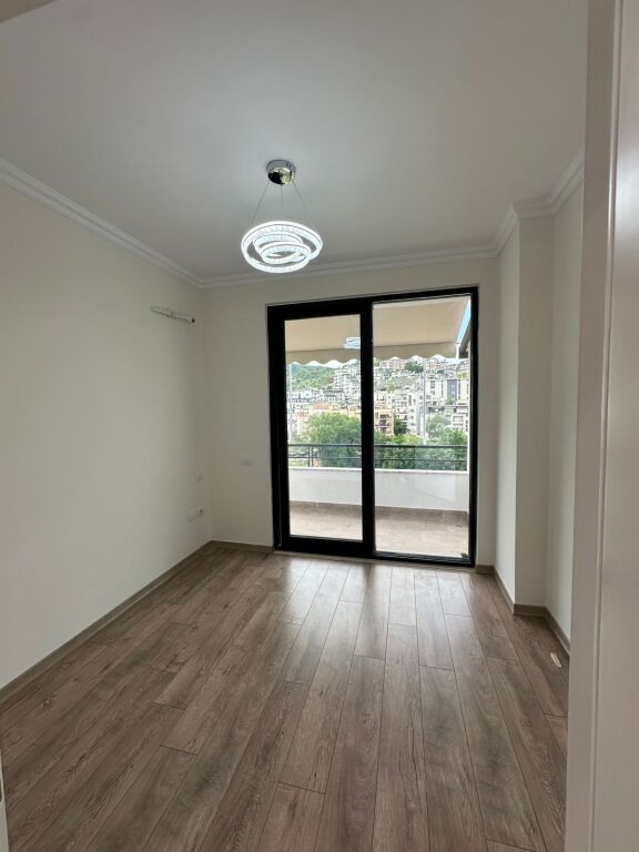SHITET APARTAMENT 2+1 ME PAMJE NGA LIQENI – Liqeni i Thatë 🌿