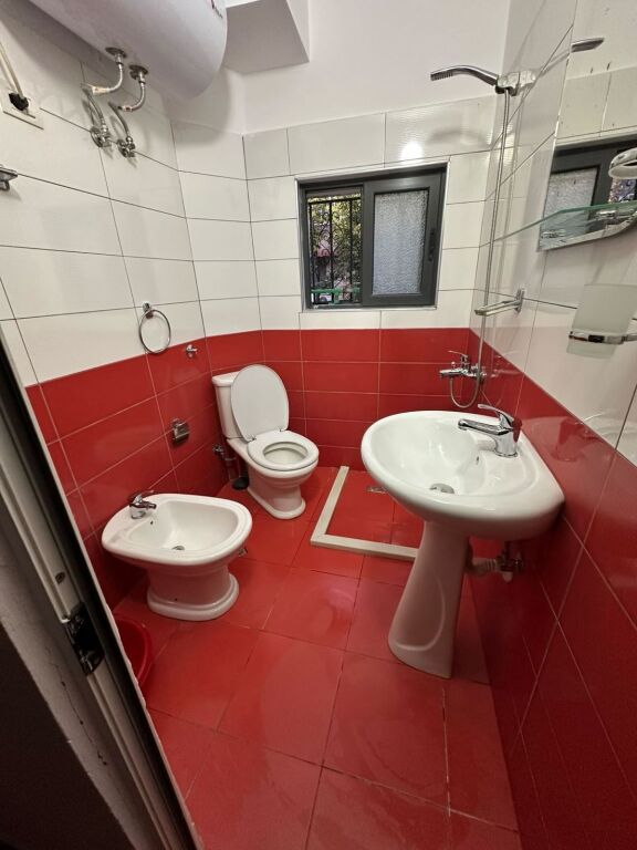🏡 Jepet me Qira Apartament 2+1 i Mobiluar  📍 Tiranë, tek kryqëzimi në Oxhak 💶 Çmimi: 450 euro