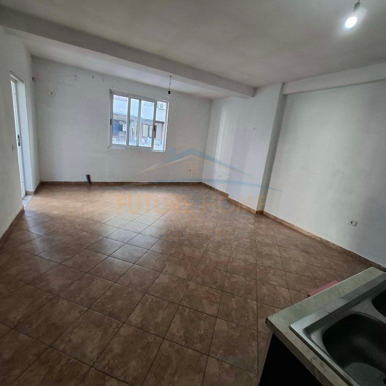 Shitet, Apartament 2+1, Pallatet Çabej, Misto Mame
