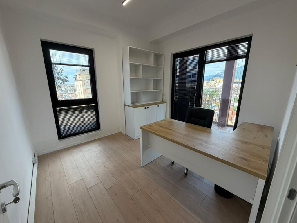 🏢 Appartamento 2+1+2 in Affitto per Uffici 📍 Garden Building, 21 Dhjetori💶 Prezzo: 1000€ / mese