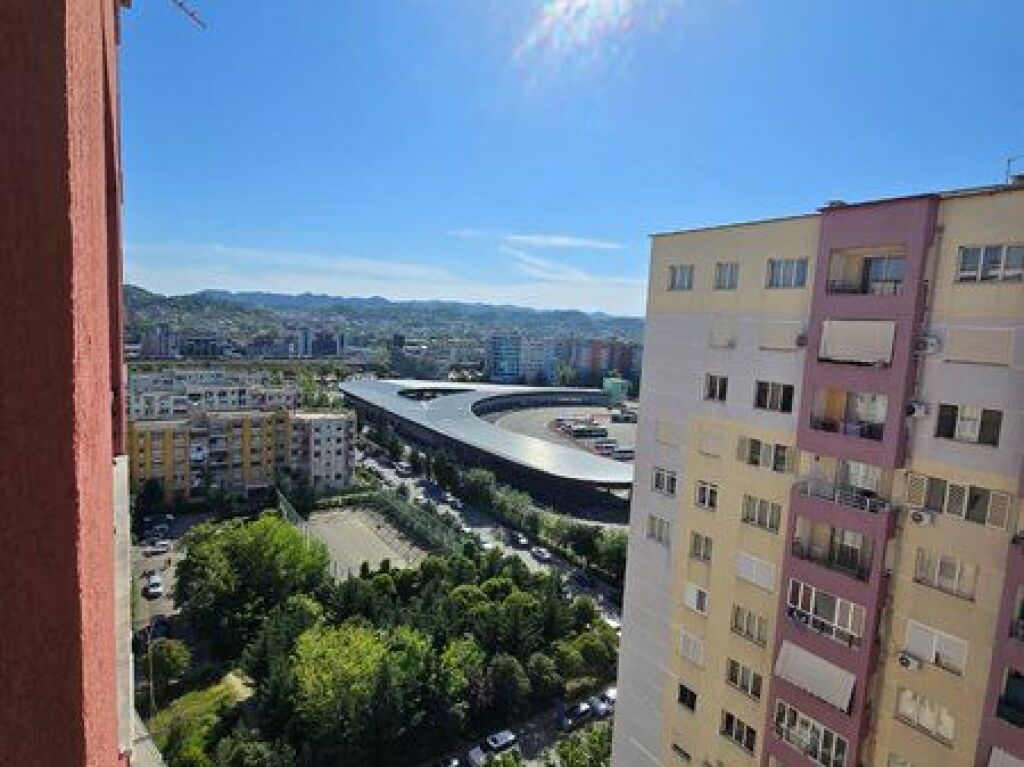 Jepet me qera apartament 2+1 tek Kompleksi Malajzan!!