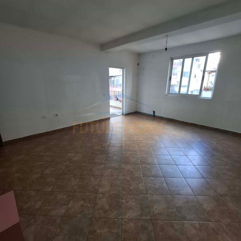 Shitet, Apartament 2+1, Pallatet Çabej, Misto Mame