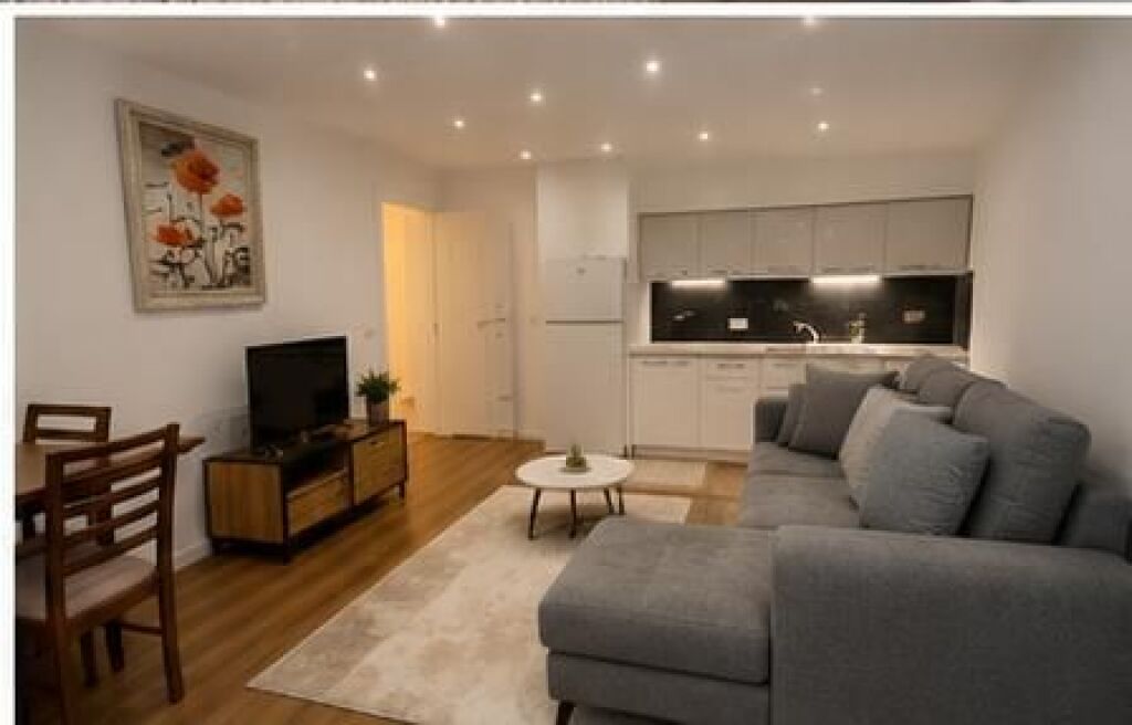 Ish Parku, Pas Globe, jepet me qera apartament 1+1.