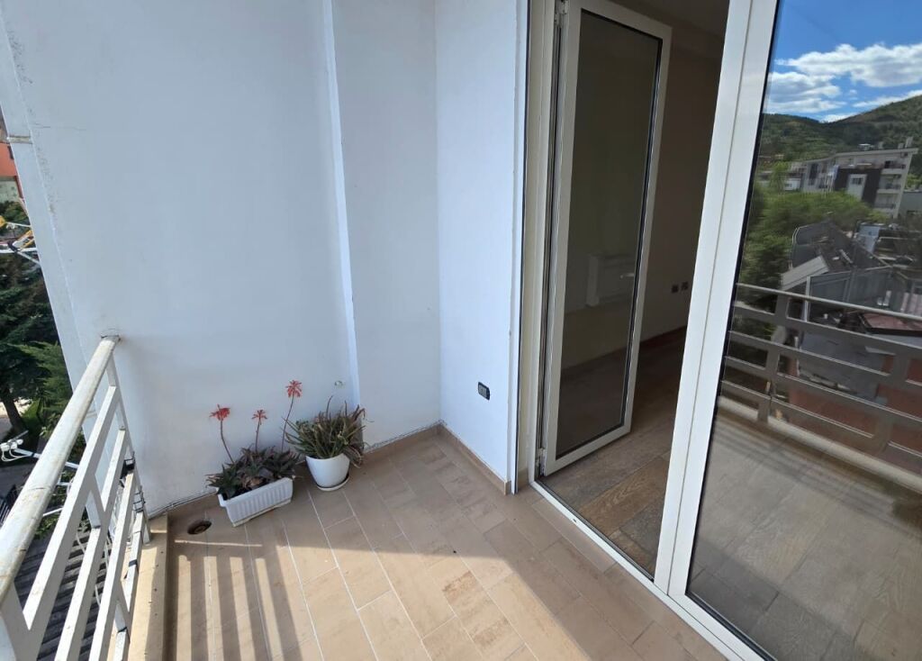 Apartamente 2+1 Ne Shitje, Me Pamje Mbi Liqenin e Thate