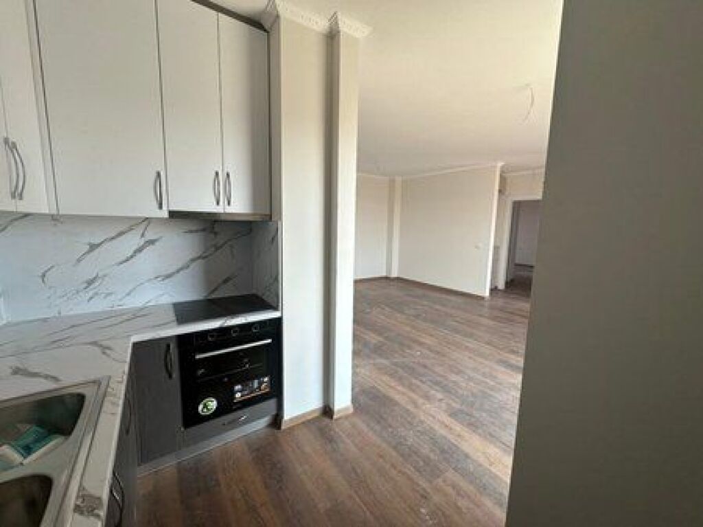Ofrojmë për qira Apartament 2+1+2 + Post Parkimi në Kompleksi “Akses Tirana”