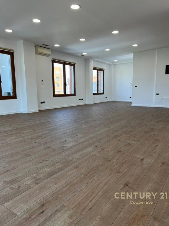 AFFITTIAMO AMBIENTE PER UFFICI VICINO ALL'HOTEL HILTON !