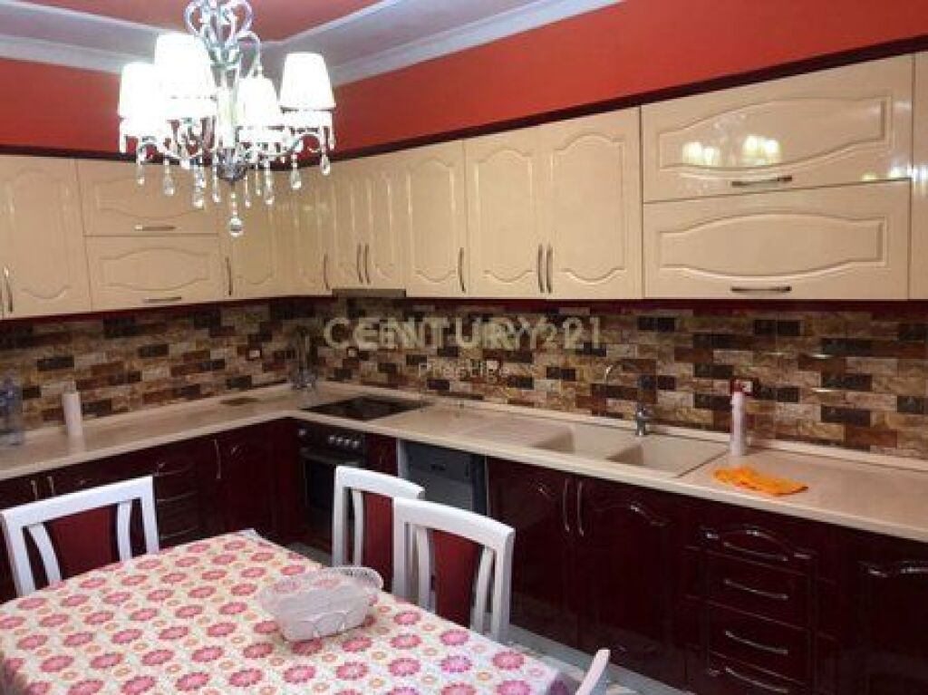 APARTAMENT ME QIRA 3+1+2, NE HYRJE TE VILAVE AMERIKANE, TIRANE!
