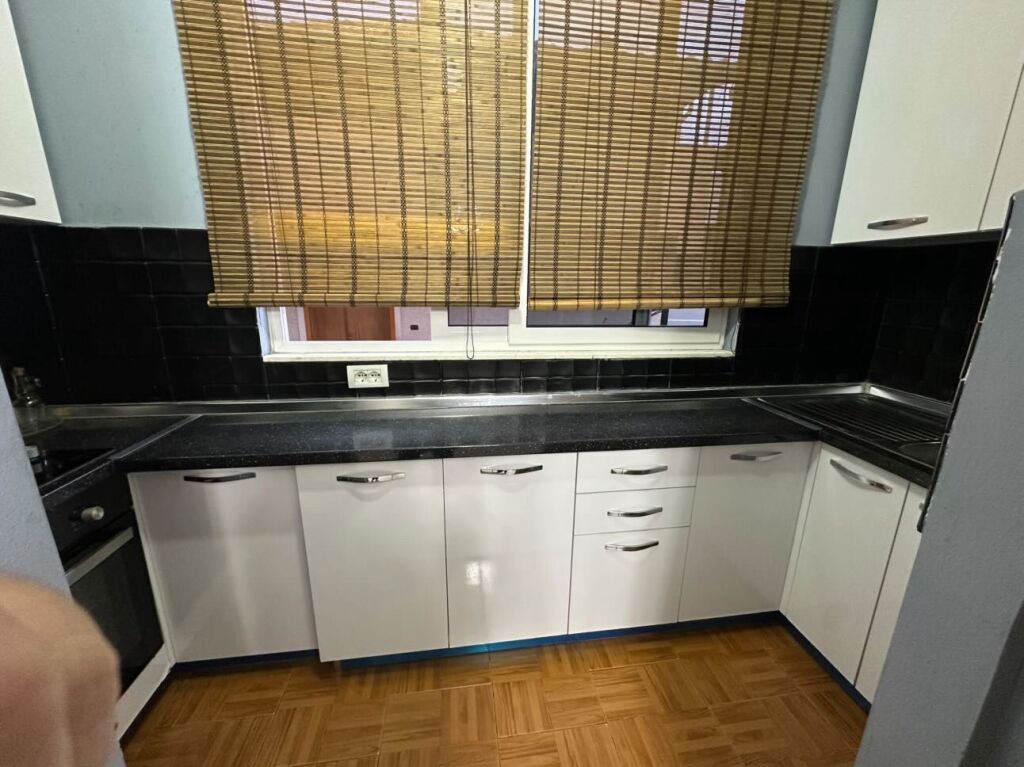 🏡 Jepet me Qira Apartament 2+1 i Mobiluar  📍 Tiranë, tek kryqëzimi në Oxhak 💶 Çmimi: 450 euro