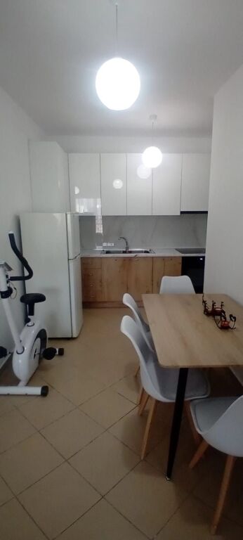 Jepet me qira 2+1+1 ISH FUSHA E AVIACIONIT 650€