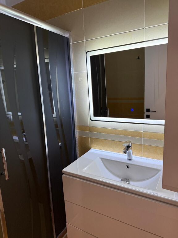 🏠 Jepet me qira apartament 1+1 te zona e Xhamisë, pranë Kopshtit Botanik🚘 Përfshihet 1 post parkimi  💰 Çmimi: 900€ / muaj