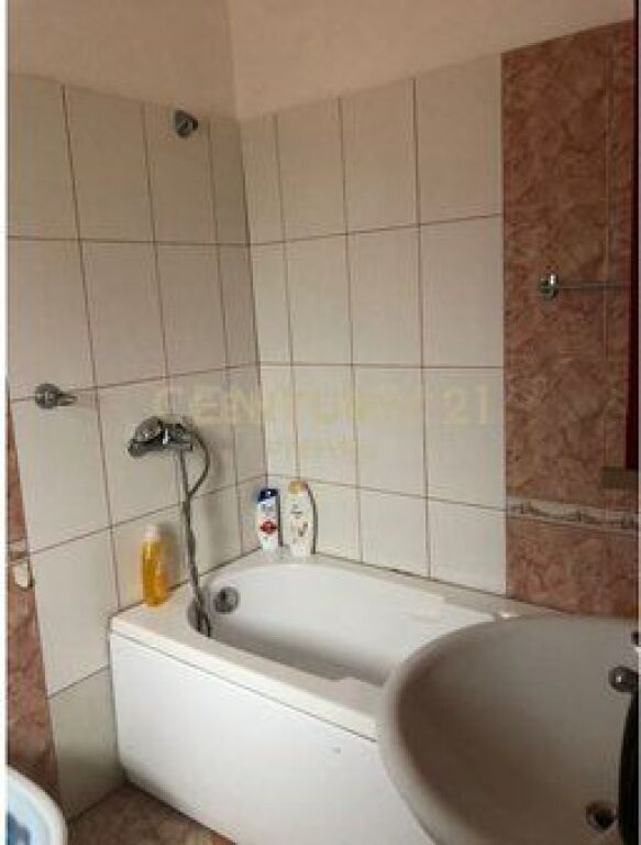 APARTAMENT ME QIRA 3+1+2, NE HYRJE TE VILAVE AMERIKANE, TIRANE!