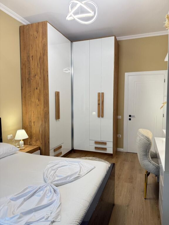🏠 Jepet me qira apartament 1+1 te zona e Xhamisë, pranë Kopshtit Botanik🚘 Përfshihet 1 post parkimi  💰 Çmimi: 900€ / muaj