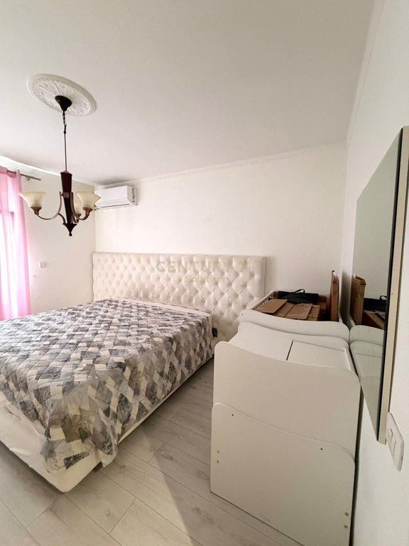 VENDESI APPARTAMENTO 3+1+2 ALLA KOMUNA PARISIT