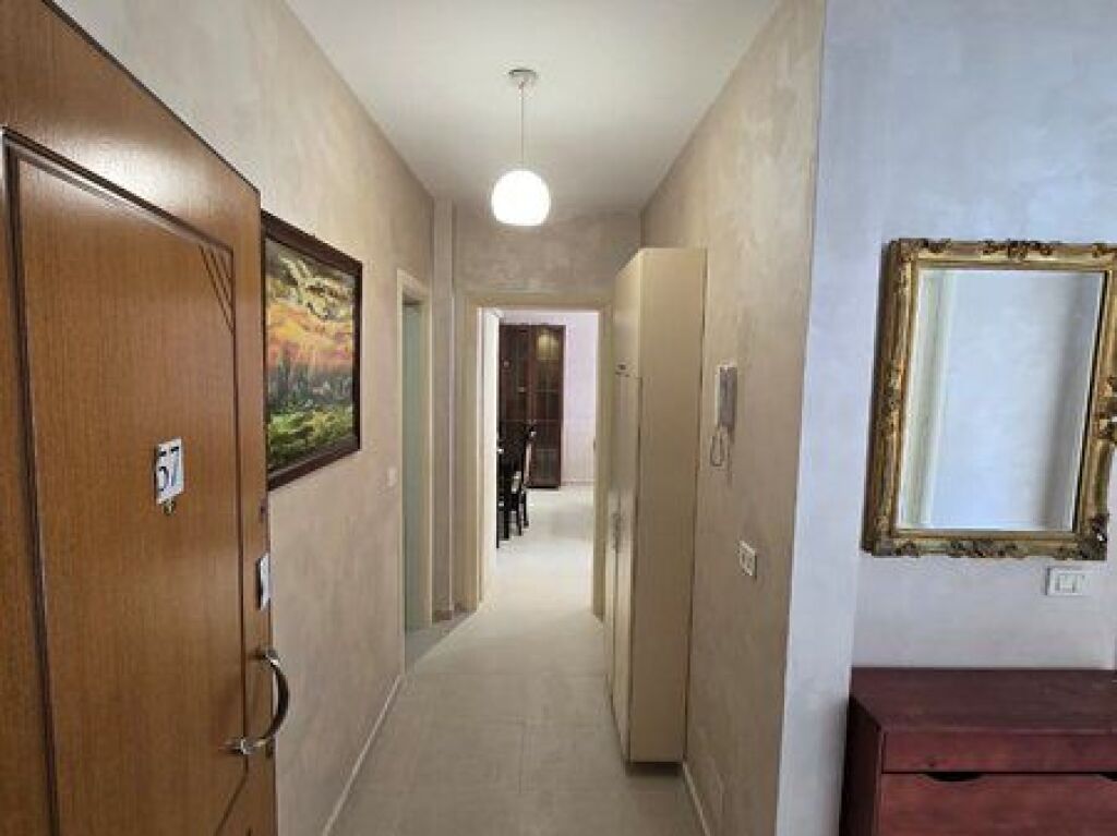 Jepet me qera apartament 2+1 tek Kompleksi Malajzan!!