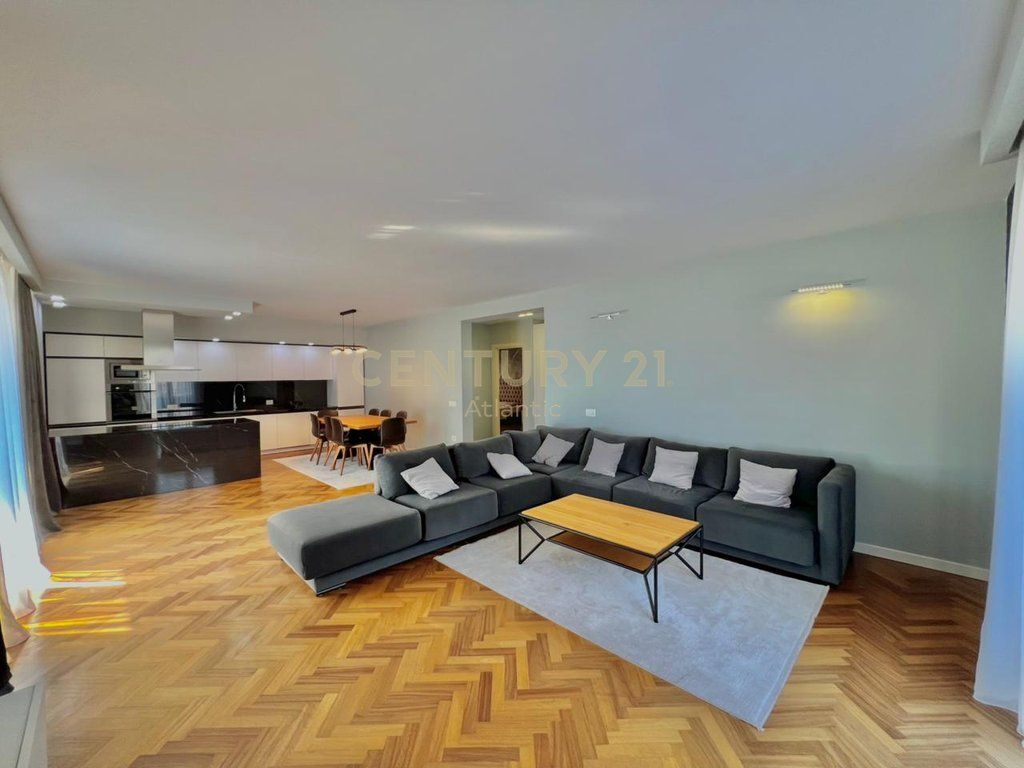 EXCLUSIVE ! SHITET APARTAMET LUXURY 2+1+2 TUALETE + 80M2 VERANDE DHE 1 GARAZHD NE PLAZH ILIRIA DURRES !