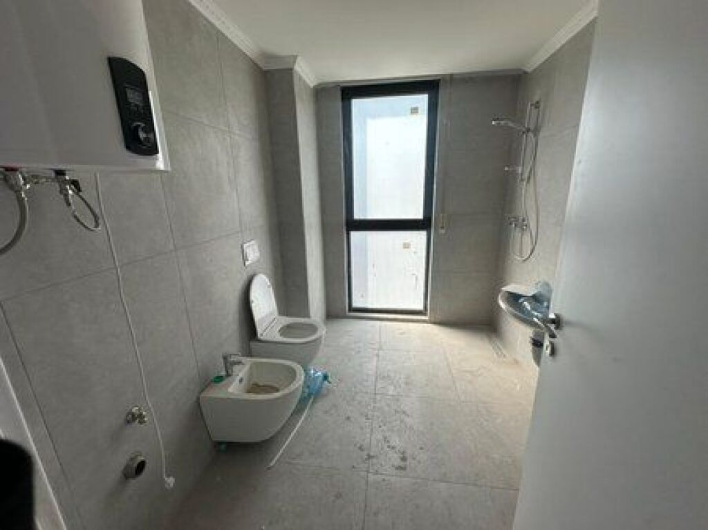 Ofrojmë për qira Apartament 2+1+2 + Post Parkimi në Kompleksi “Akses Tirana”