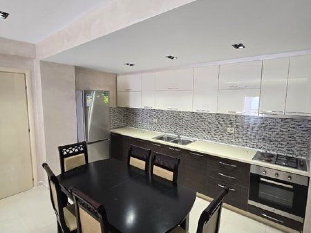 Jepet me qera apartament 2+1 tek Kompleksi Malajzan!!