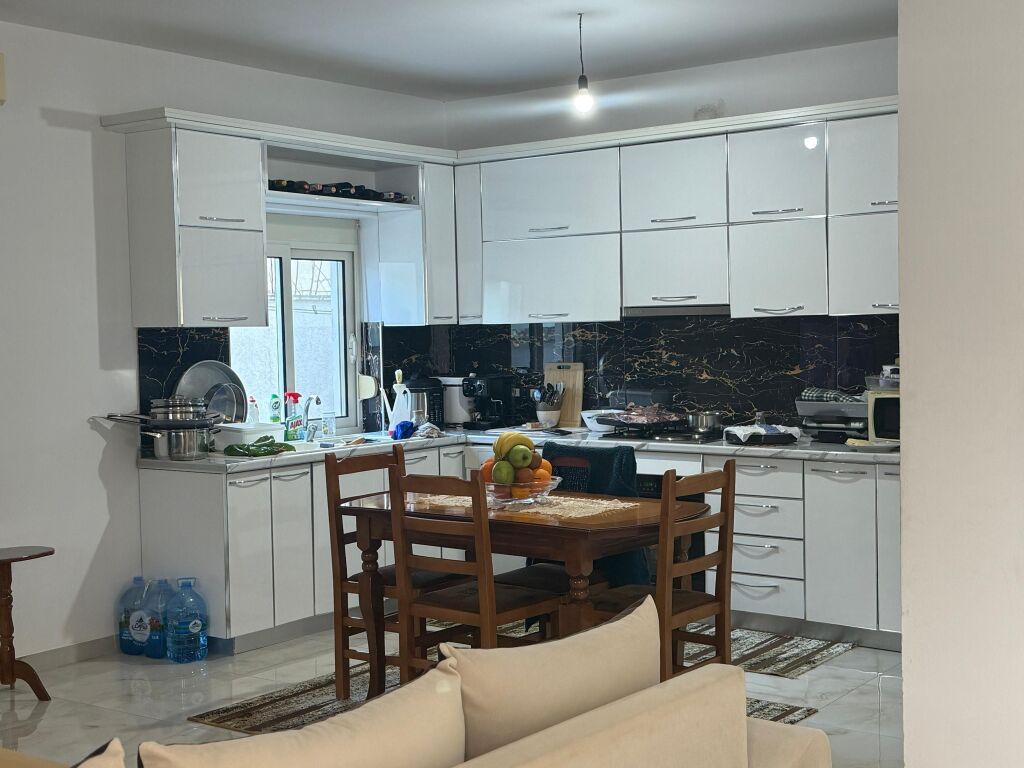 Shitet, Shtëpi Private, Afër 4 Rrugëve të Shijakut.