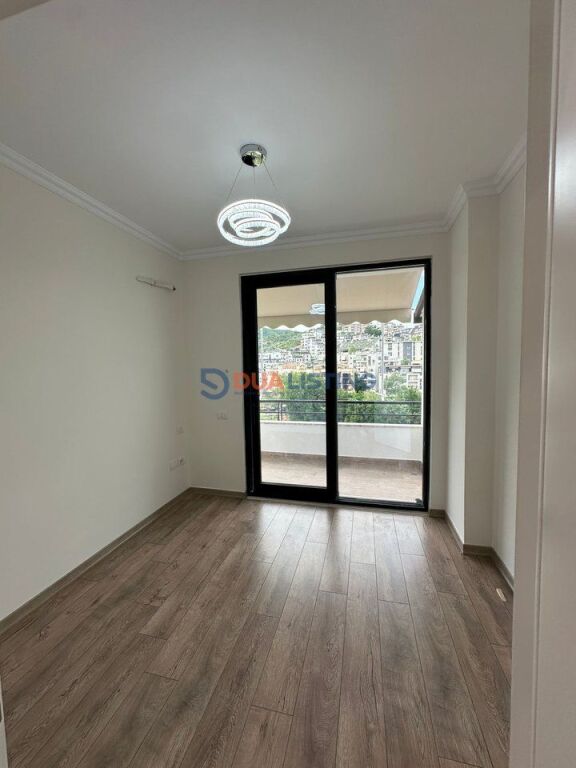 Apartament 2+1 Për Shitje me pamje nga Liqeni i Thatë!
