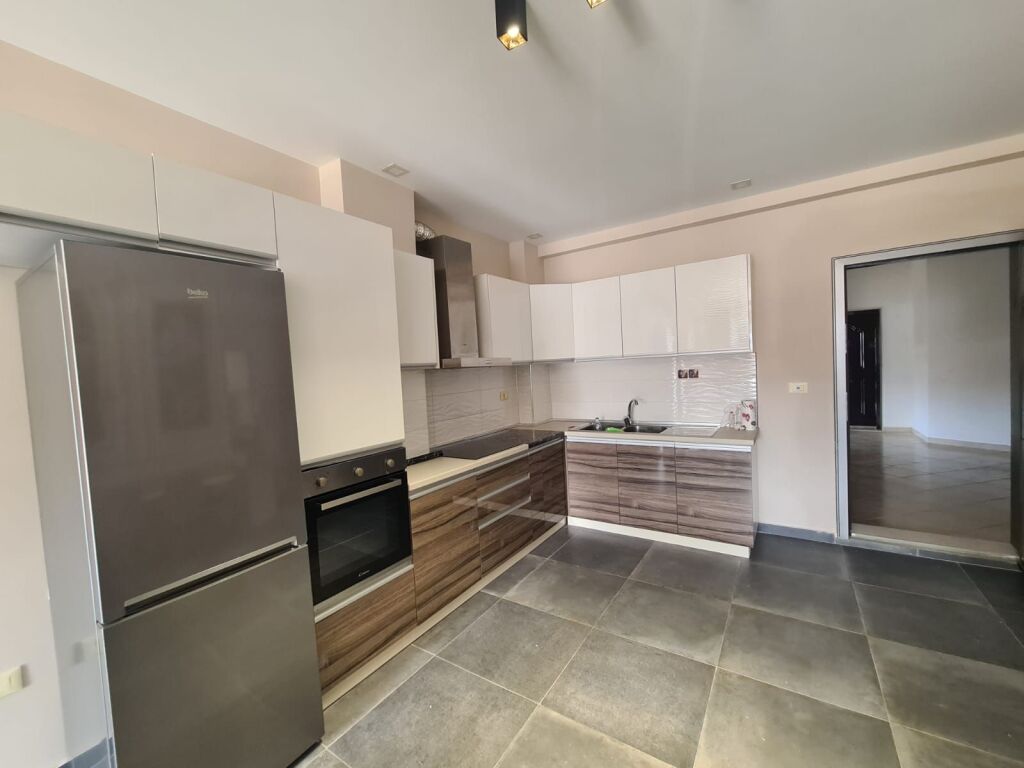 Shitet apartament 2+1 ne Vlore