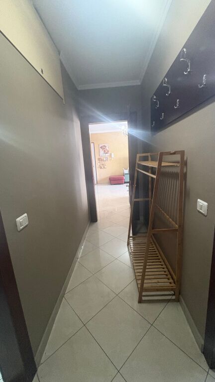 Affittasi appartamento 2+1 arredato presso il Palazzo con Shigjeta