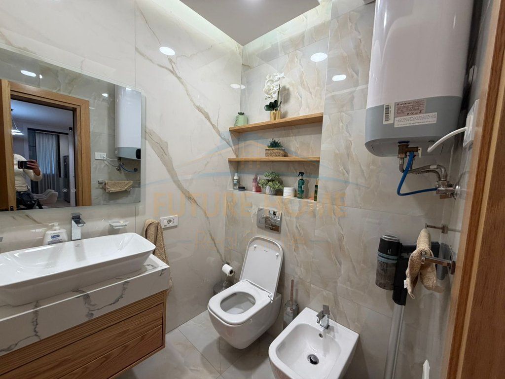Shitet, Apartament 3+1+2, Qendër, Tiranë.