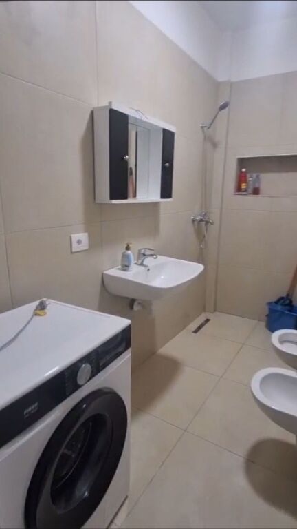 Jepet me Qera Apartament 1+1 te Zona e 5 Maji, i mobiluar totalisht , 450 MIJE LEKE