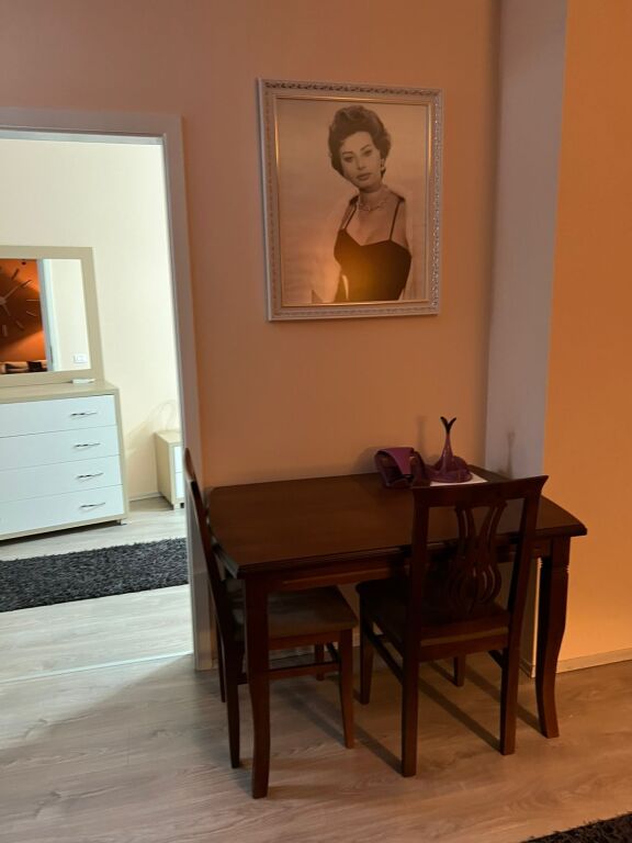 Jepet apartment me Qira 1+1  E mobiluar  Kati 4  Komplet mageneti tek 21 dhjetori  Cmimi 50.000 mi leke