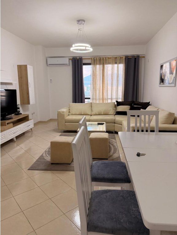 Jepet me qera apartament 2+1 + 2 Ballkone / Yzberisht, prane Kmy-se.