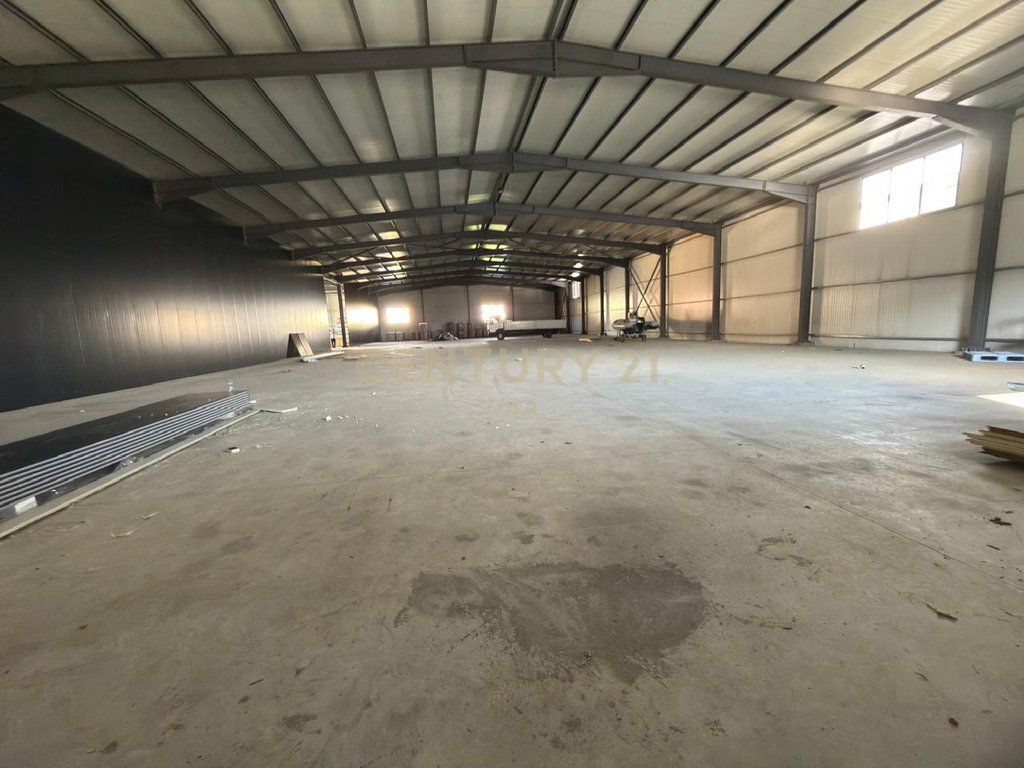 Magazinë 2000m² me Qira pranë Rrugës Kryesore , Ish Keneta , Durres !!!